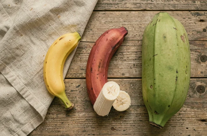 Comparaison de variétés de bananes pour le sport sur une table en bois
